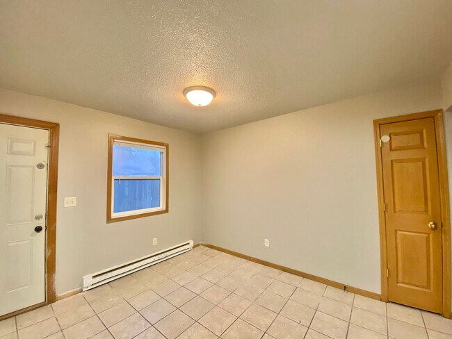 Building Photo - 3 Bedroom Duplex!