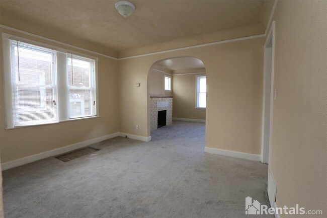 Building Photo - 8271 Cloverlawn St