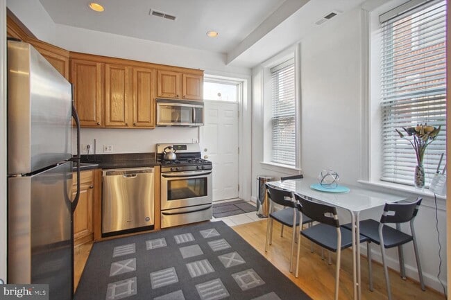 Building Photo - 1421 Q St NW