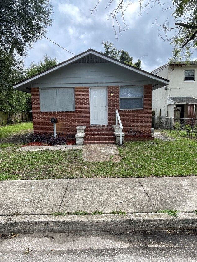 Primary Photo - Summer Move In!