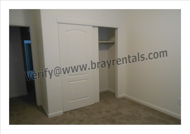 Building Photo - 621 Zenith Ln