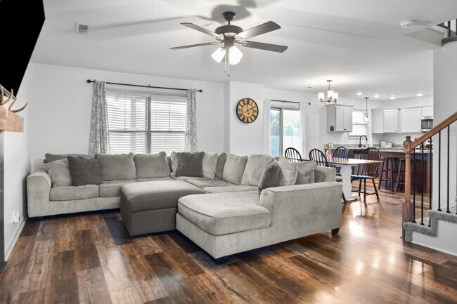 Building Photo - Pet Friendly Three Bedroom!