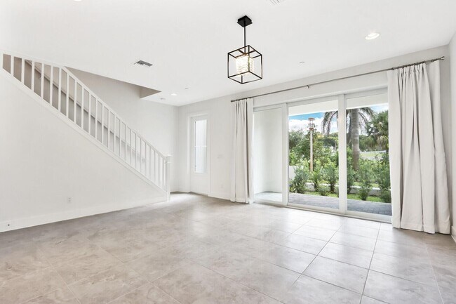 Foto del edificio - 12556 Gross Pointe Dr