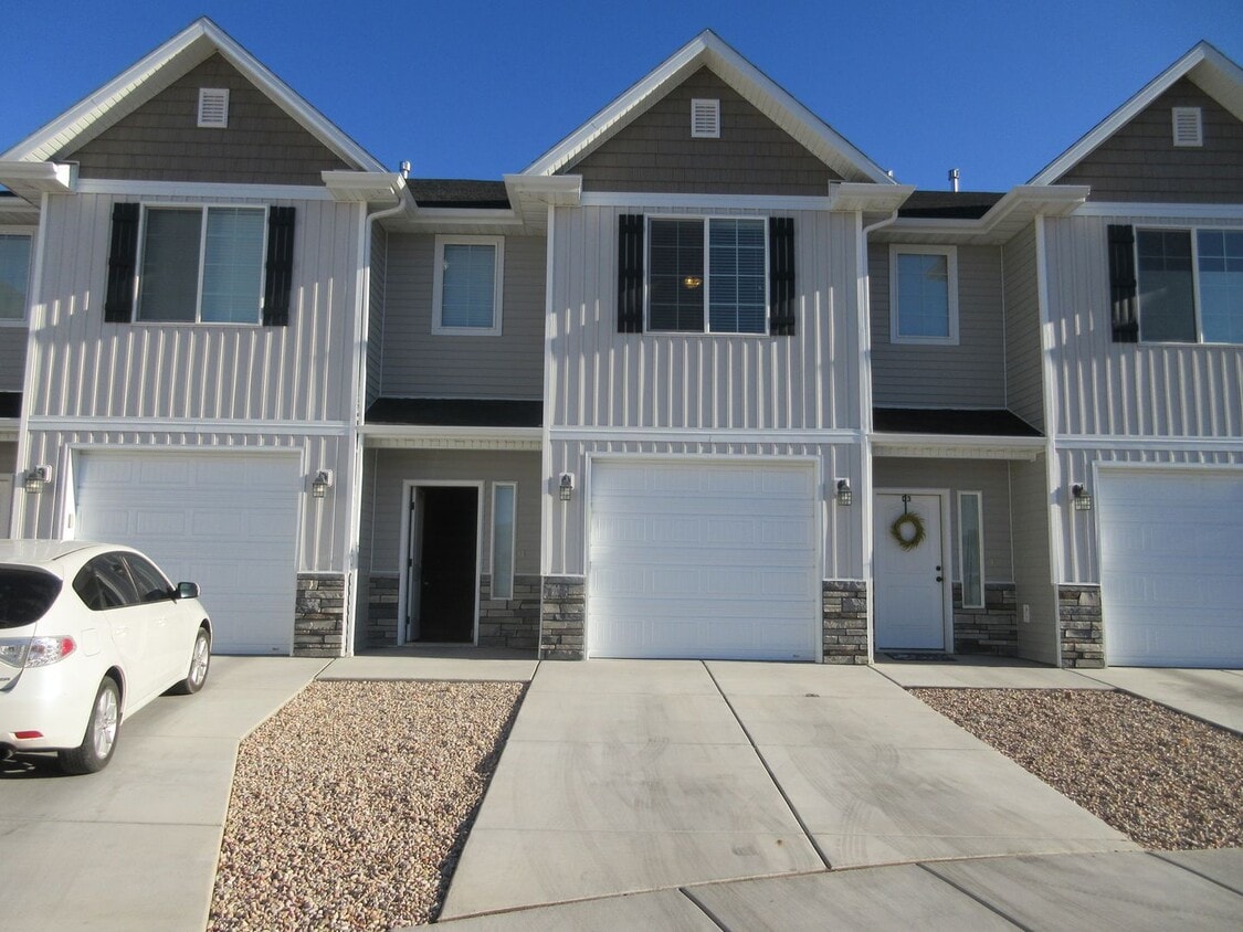 Primary Photo - 3 Bedroom - 2.5 bathroom - in the heart of...