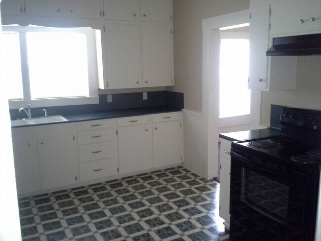 Building Photo - 107 S Division St