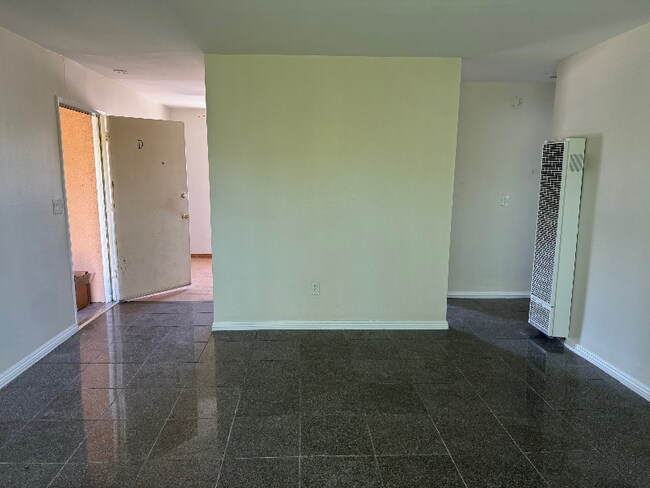 Foto del edificio - 240 W South St