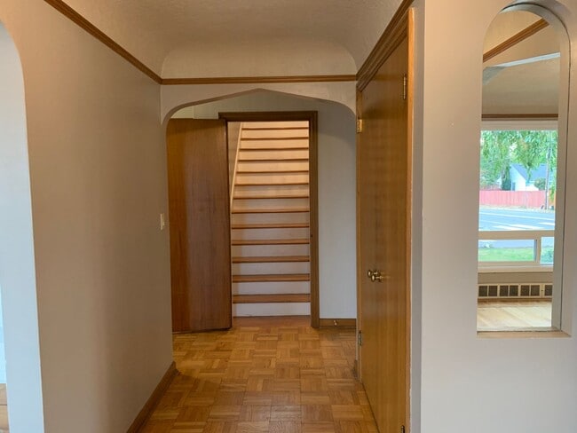 Building Photo - O1100-1106