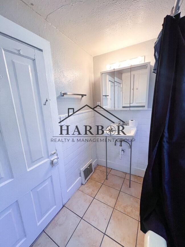 Foto del edificio - Recently Renovated 2 Bedroom Home!! Special: Half Off First Months Rent