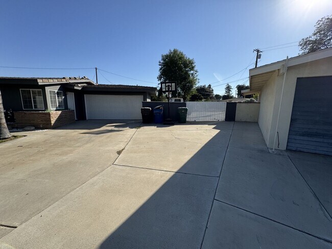 Building Photo - Single story 5 bed 2 bath house for lease ...