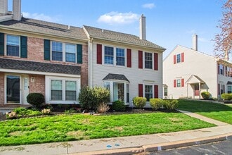 Building Photo - 421 Oaktree Ct