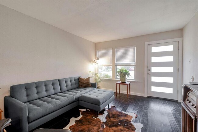 Foto del edificio - 5502 Burgundy Dr