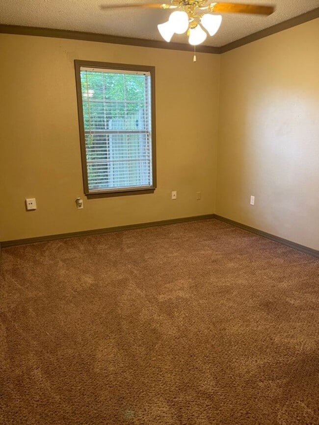 Foto del edificio - 1702-1704 N. Lewis Ave