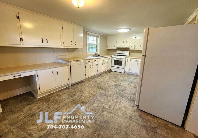 Building Photo - Cute 3Bed/2 Bath Ranch in Rockwell!
