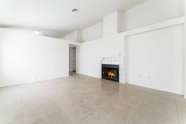 Building Photo - Spacious, Modern, Desert Home!