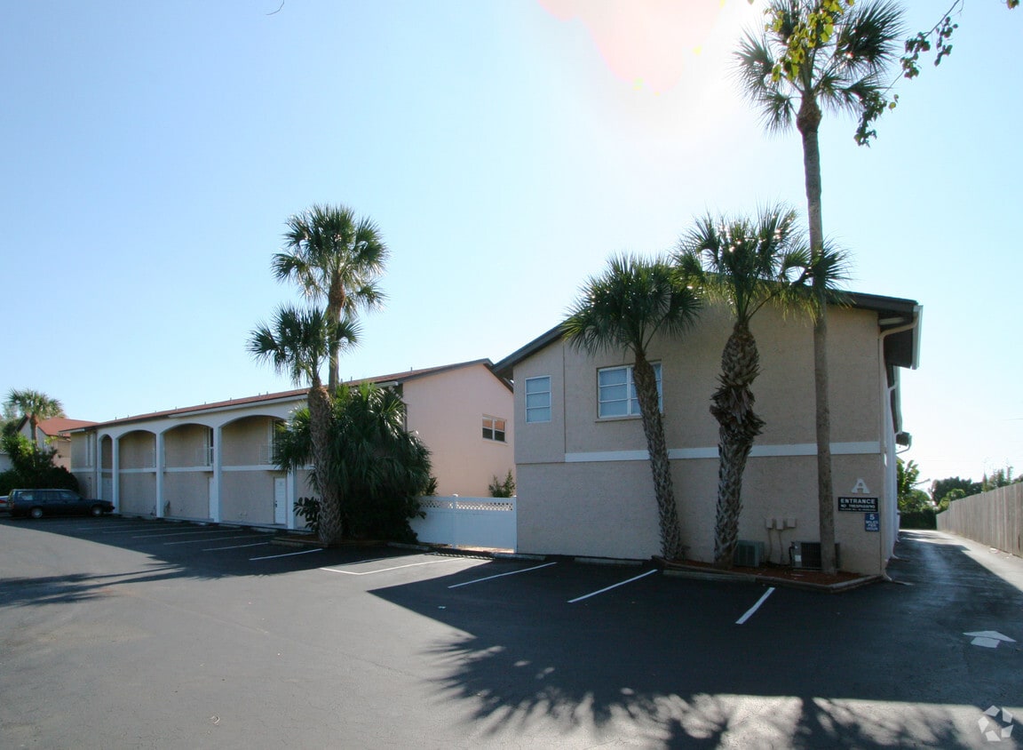 Building Photo - Townhouses in the Cay
