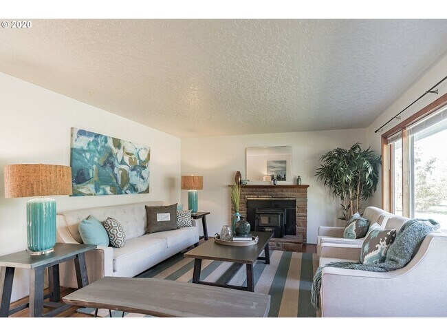 Building Photo - 1950s Ranch Style Home with Tons of Vintag...