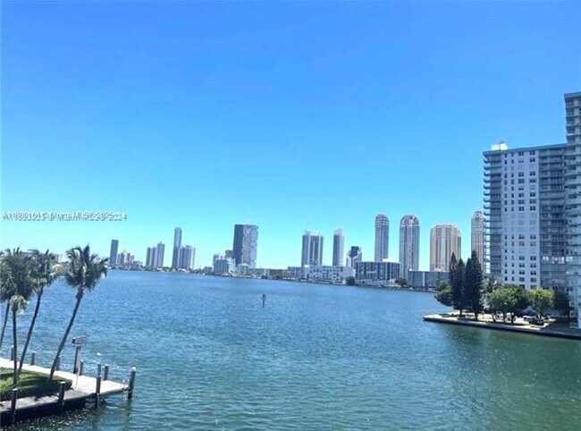 Foto del edificio - 4000 NE 170th St