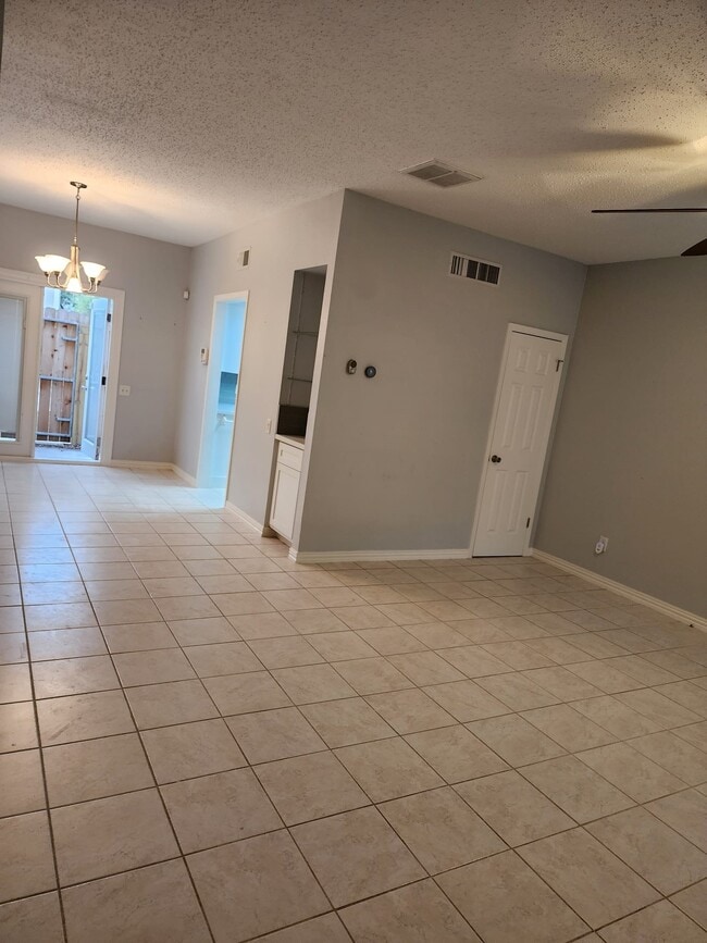Building Photo - 11710 Southlake Dr