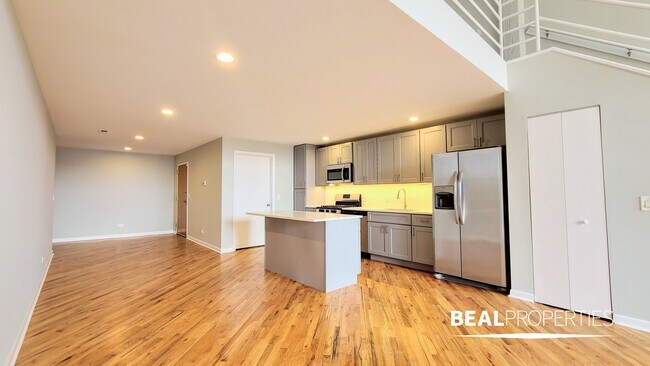 Building Photo - 2320 N Damen Ave