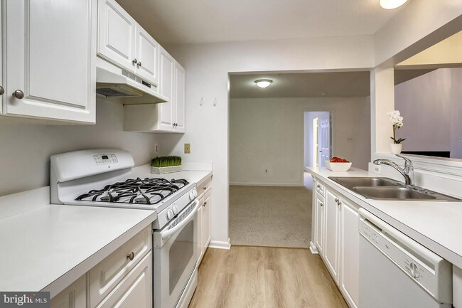 Building Photo - 10010 Vanderbilt Cir