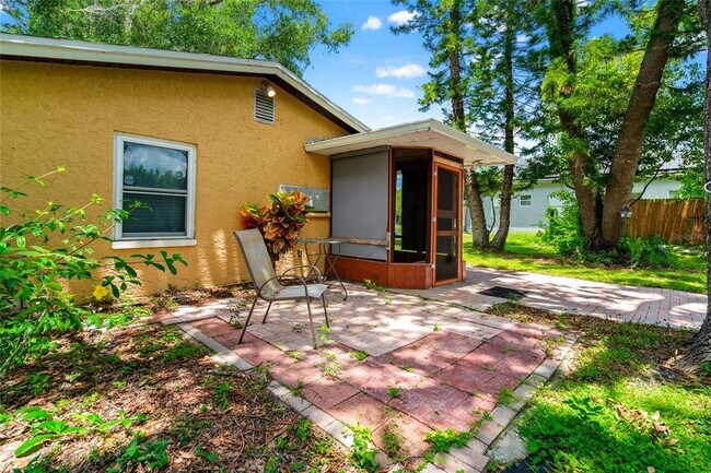 Foto del edificio - 5709 Lake Le Clare Rd