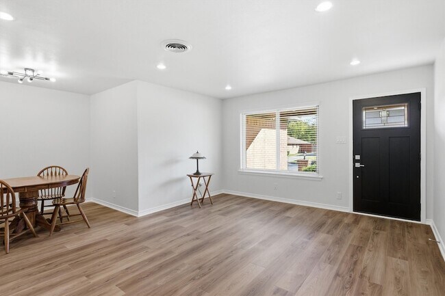 Foto del edificio - 8739 Ukiah Dr