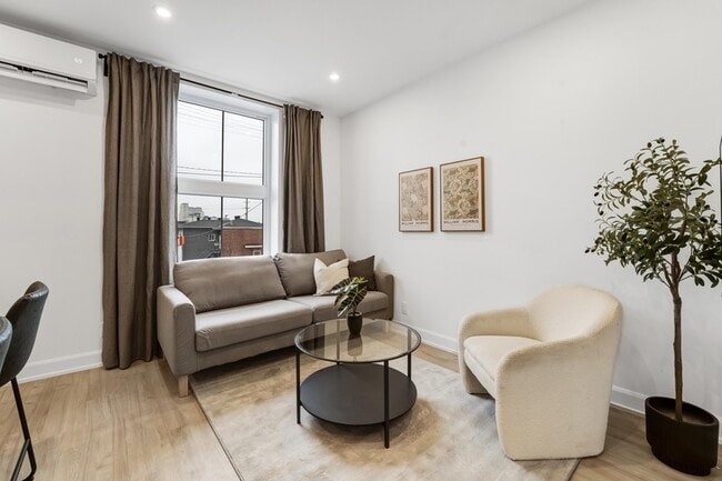 Building Photo - 887 Somerset St W