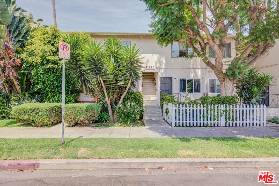 Foto principal - 11825 Iowa Ave
