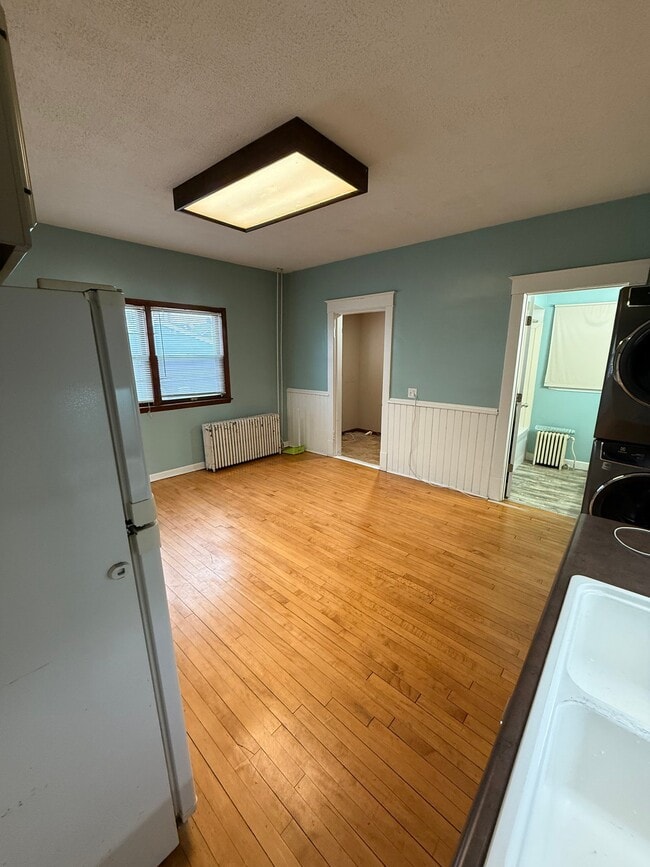 Building Photo - 869 Geranium Ave E
