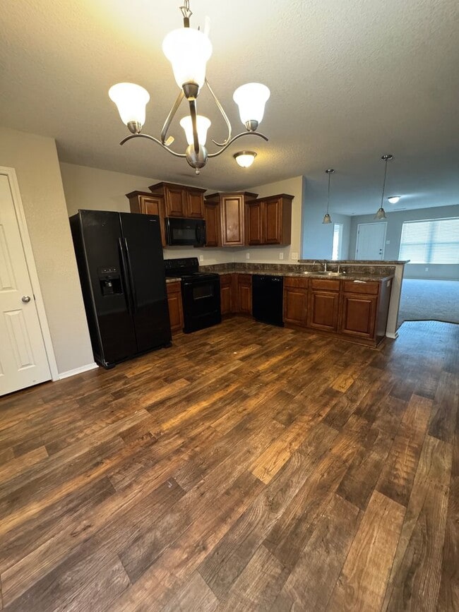 Building Photo - 4 Bed / 2 Bath Ready for move in!