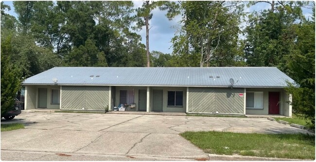 Building Photo - 827 SW 64th Terrace