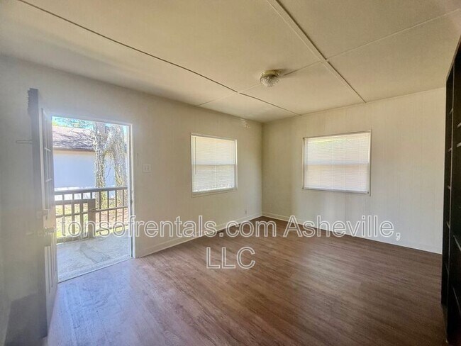 Foto del edificio - 2604 Hendersonville Rd