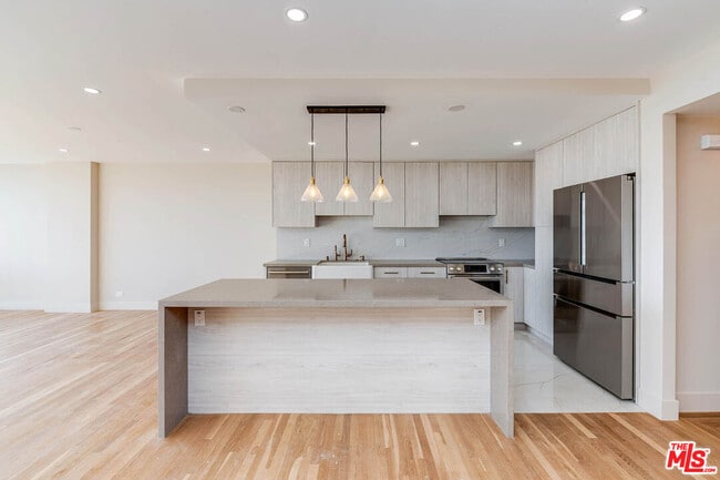 Building Photo - 2222 Ave of the Stars