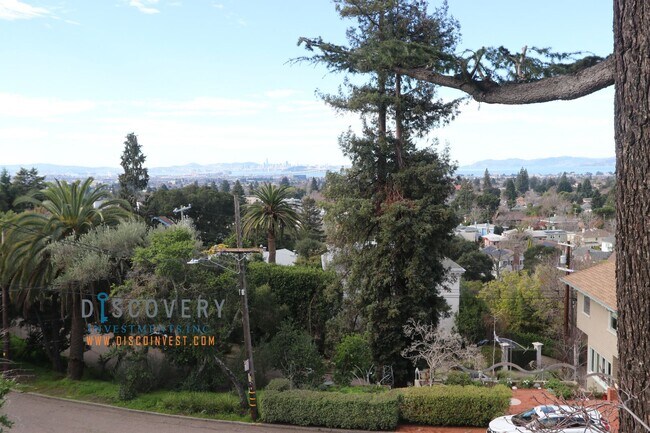 Foto del edificio - Traditional Six Bedroom Home with Exceptional SF Bay Views with In Law Unit