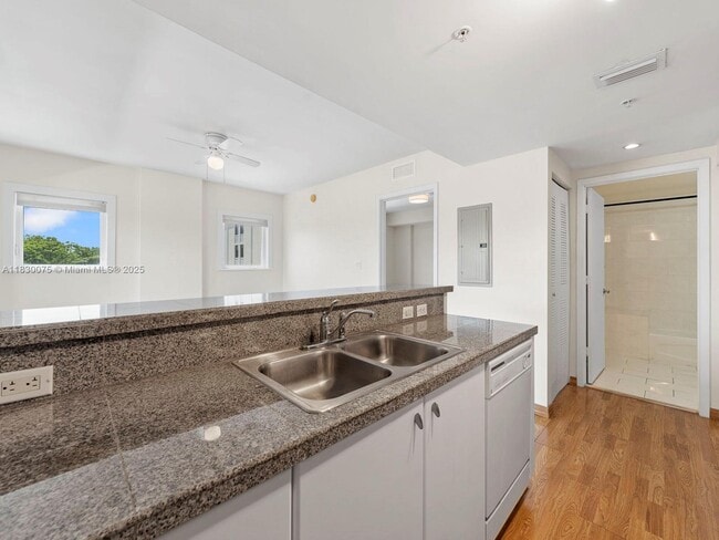 Building Photo - 2740 SW 28th Terrace