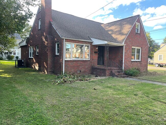 Building Photo - 915 Mapole Ave