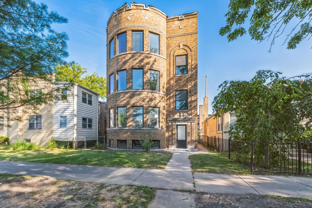 Primary Photo - 2550 W Balmoral Ave