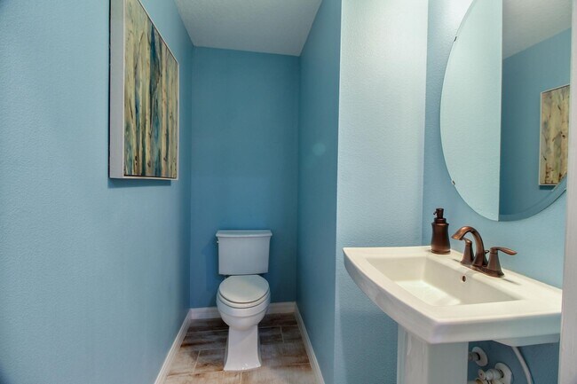Foto del edificio - For Rent – Modern 3-Bedroom Townhome - Ava...