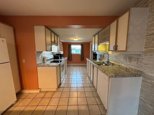 Foto del edificio - 3-Bedroom, 2-Bath Home Just Steps from the Beach – Daytona Beach