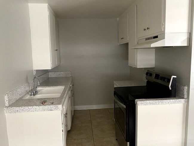 Building Photo - 800 Linden LLC