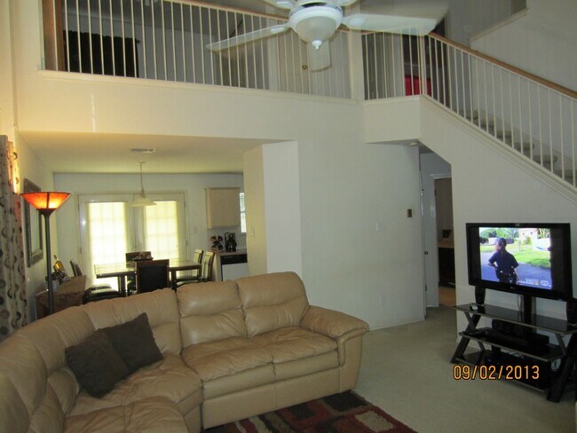 Building Photo - 208 Shant St