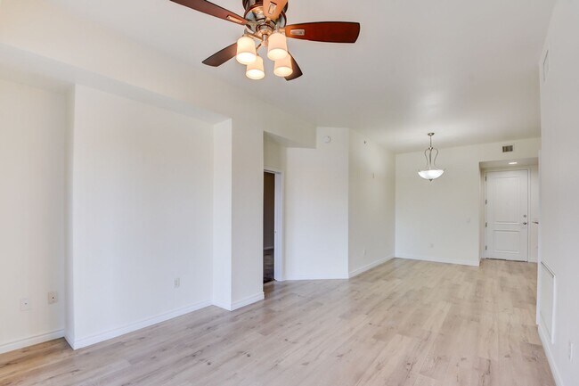 Foto del edificio - Park Avenue Mid Rise Condo. All HOA Amenities