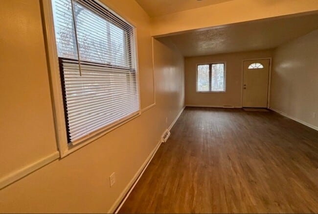 Foto del edificio - 2 Bedroom Duplex In Wyoming Available Dece...