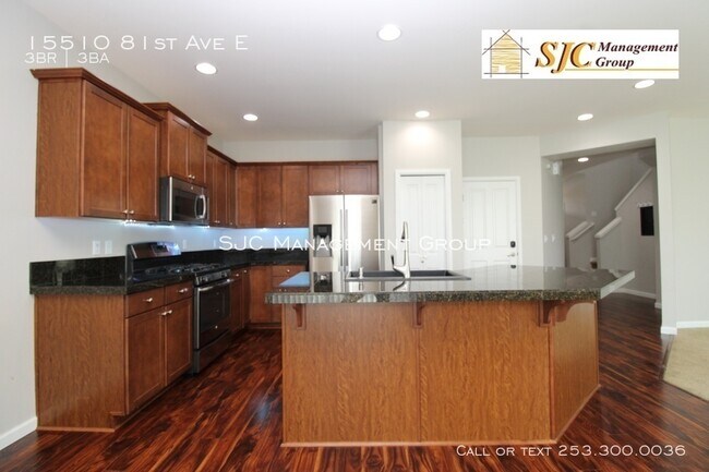 Foto del edificio - Beautiful home with an open concept living...