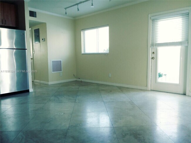 Foto del edificio - 1864 NE 46th St