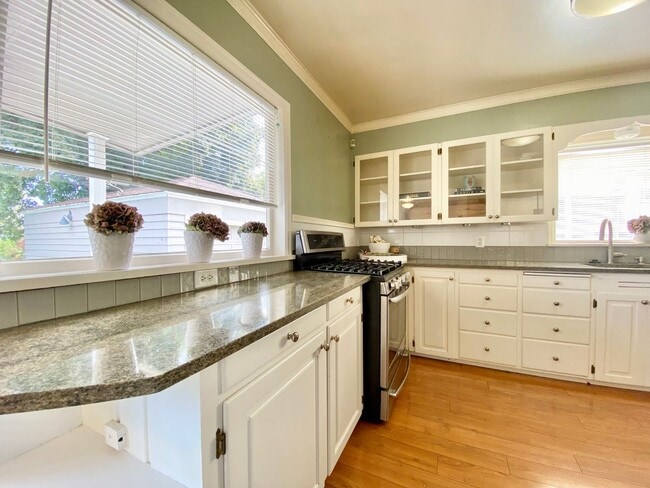 Building Photo - Beautiful Home Near Franklin Park