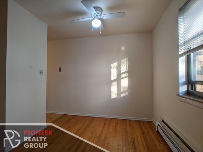 Building Photo - 665 W Wrightwood Ave