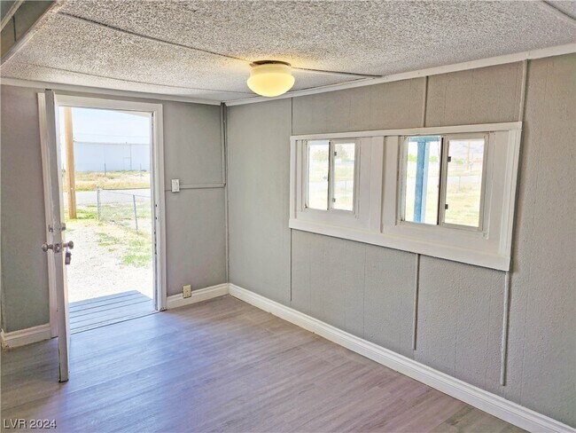 Building Photo - 2220 W Bell Vista Ave