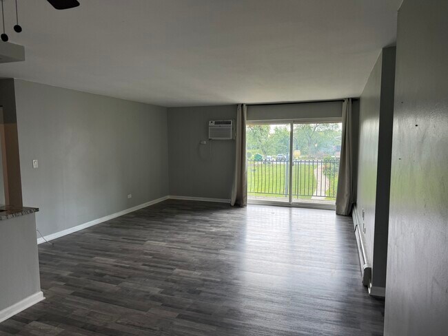 Foto del edificio - 16W470 Lake Dr