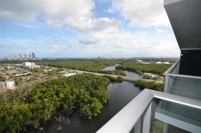 Foto del edificio - 16385 Biscayne Blvd